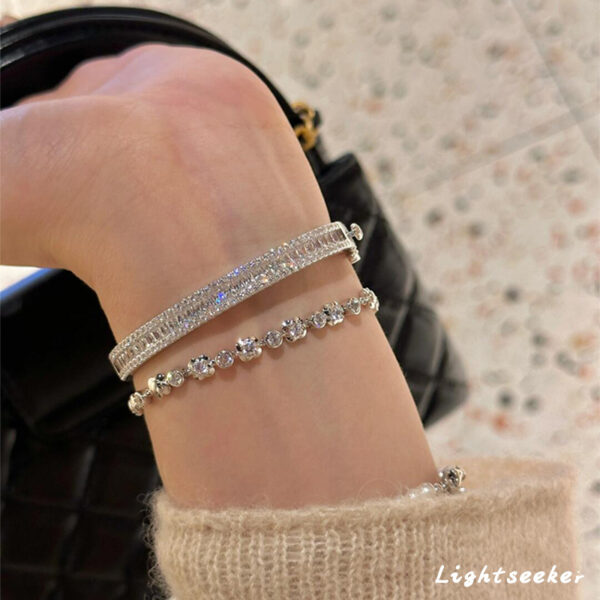 Wholesale Vintage inlaid shiny zircon buckle bracelet