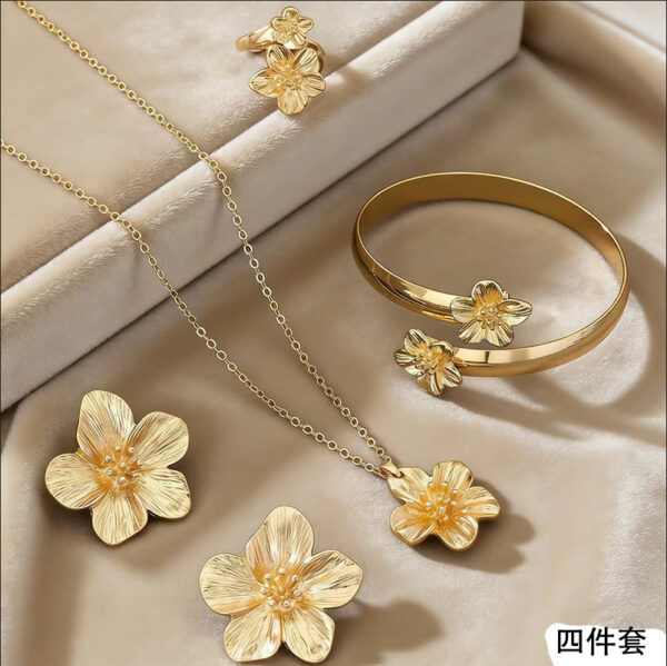 Wholesale gold flower necklace and earring set niche design floral necklace