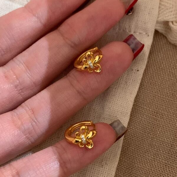 O1CN01ln0WpW1mGA95R0ig3_2215649434926-0-cib Wholesale Vintage classical iris flower micro-inlaid hoop earrings