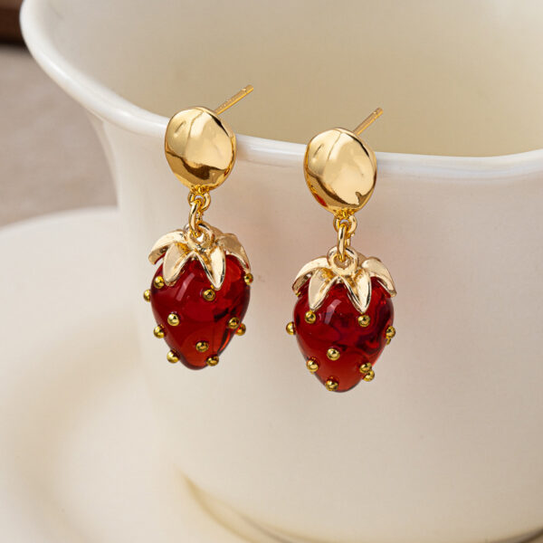 O1CN01lnbSHs1ujUOvag9gW_2215125026073-0-cib Wholesale Red three-dimensional strawberry earrings