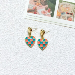 Pink and green plaidcontrast color, a pair of silver needle earrings