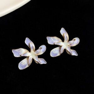 Smudged garland-silver needle