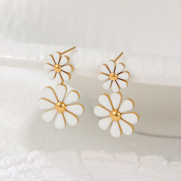 Wholesale Hot-selling titanium steel daisy earrings and ear cuffs for women in Europe and America - a versatile and fashionable cross-border fashion accessory.