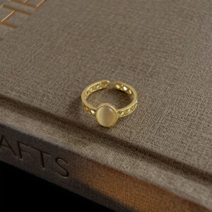 Oval glass cat's eye ring