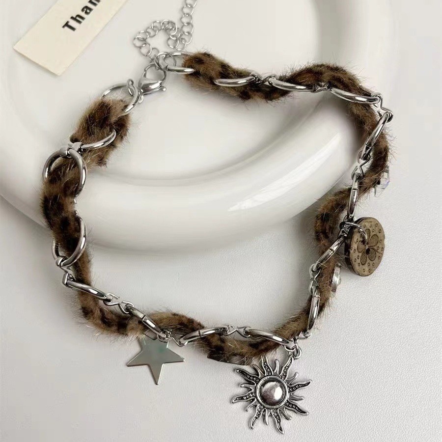 Wholesale Vintage Maillard Collar Plush Suower Pendant Necklace
