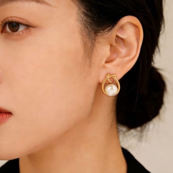 O1CN01oSWTOt1P9XFrL4uRW_2218506891798-0-cib Wholesale Cross-border titanium steel pearl stud earrings, light luxury, unique shell design, simple and versatile small women's earrings, wholesale available.