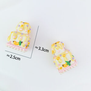 Yellow and white square cake (1 piece)