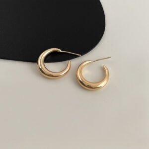 Gold C- shaped plain earrings