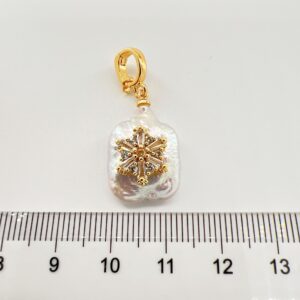 Hexagonal snowflake (natural pearl)