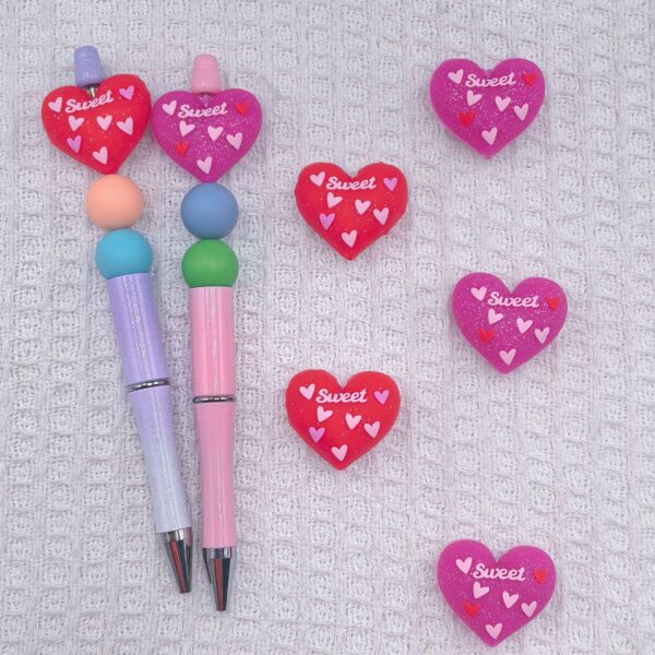 O1CN01pgp1L21pLbggfaFuW_2217666445344-0-cib Wholesale Random 100pcs Valentine's Day Heart Cartoon 3D Focal Beads