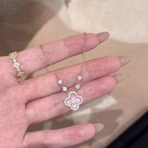 Four-leaf clover pink mother-of-pearl necklace (rose gold)