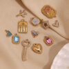 O1CN01qfm6tz2AUrQnTEmnb_2213308878207-0-cib Wholesale Gold heart-shaped geometric pendant with tiny colored diamonds