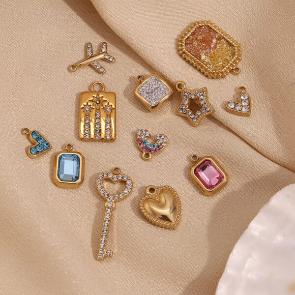O1CN01qfm6tz2AUrQnTEmnb_2213308878207-0-cib Wholesale Gold heart-shaped geometric pendant with tiny colored diamonds