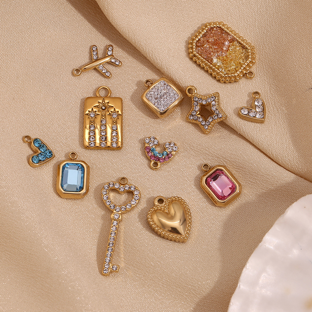 Wholesale Gold heart-shaped geometric pendant with tiny colored diamonds