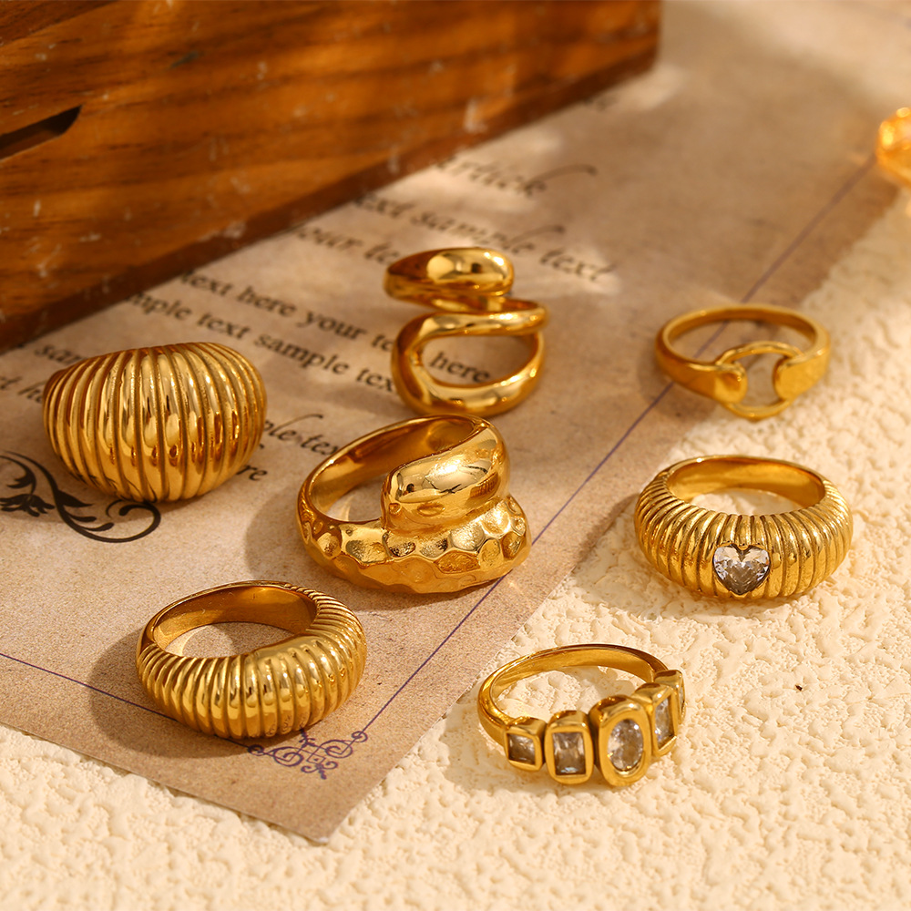 Wholesale Gold-colored bread-shaped heart-hammering pattern seal ring
