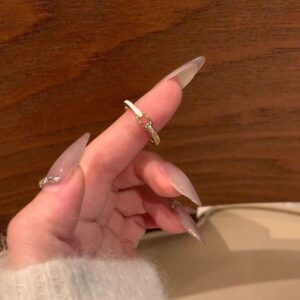 [style c] / Adjustable opening