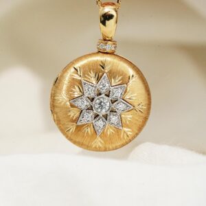 Star opening and closing necklace