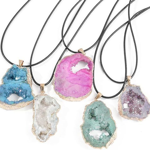 Wholesale Irregular Natural Necklace Crystal Flower Pendant Necklace