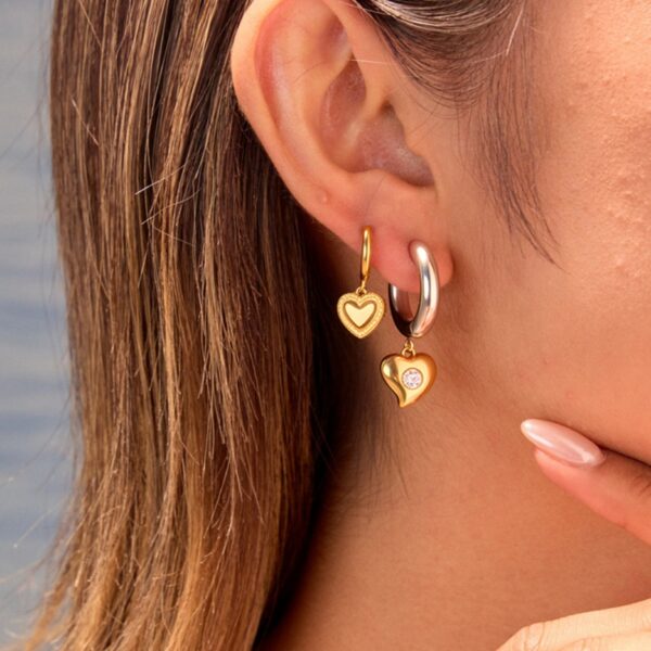 Wholesale Heart-shaped diamond-encrusted stainless steel earrings with plating