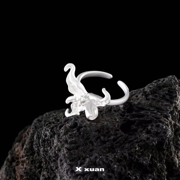 O1CN01uD9ztd1eEm0wx25jE_2218382003840-0-cib Wholesale Autumn and Winter White Iris Blossoming Ring