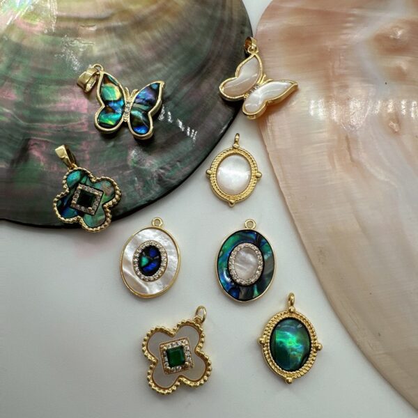 Wholesale 18K Gold Plated Copper Natural White Abalone Butterfly Four Leaf Flower Vintage Oval Pendant