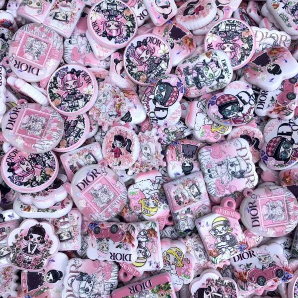 O1CN01v6yHuR1l5L9Lq248y_2221007554767-0-cib Wholesale style double-sided embossed printed beaded bag charms and aessories.