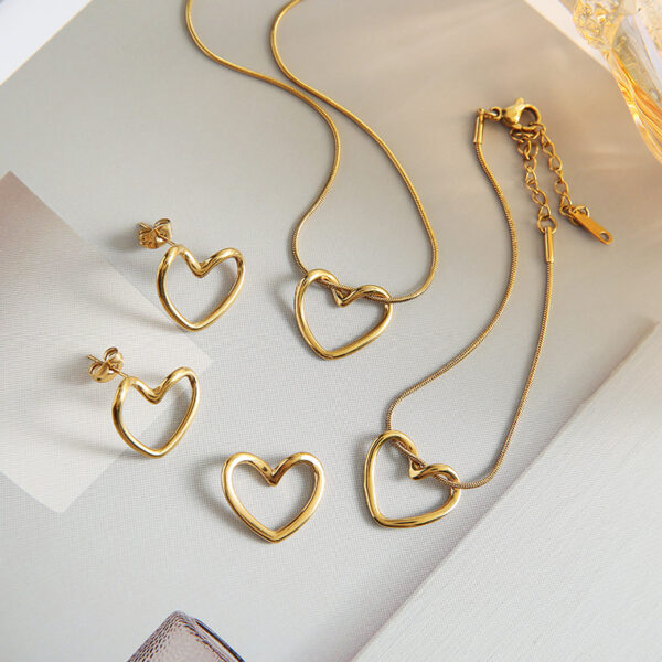 Wholesale Niche Hollow Heart Necklace