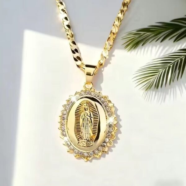 Wholesale Portrait oval pendant inlaid with zircon necklace