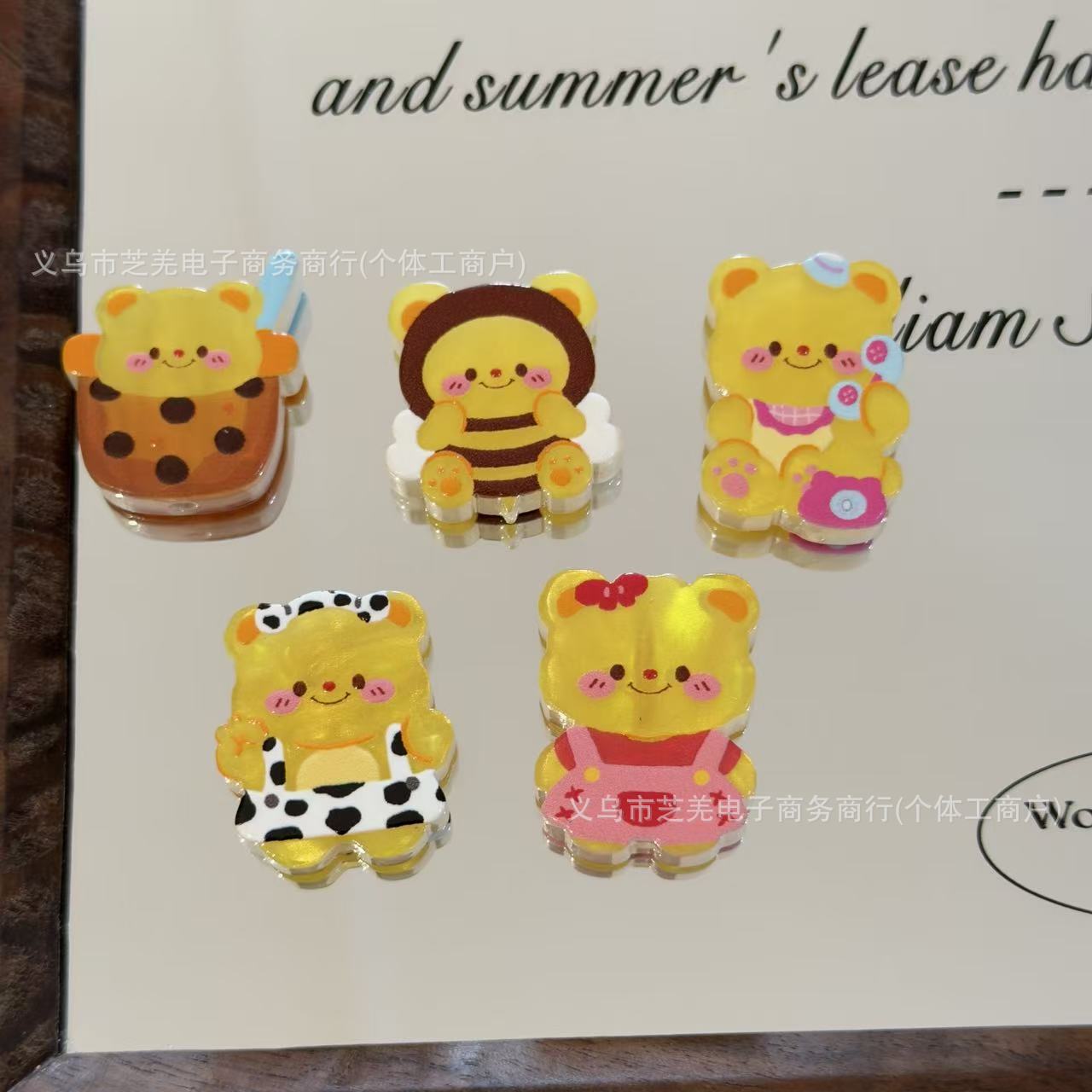 Wholesale embossed bee cartoon bear acrylic beads
