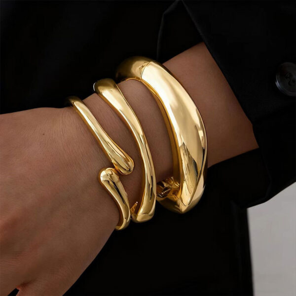 O1CN01w4fagH1lWouHTUlqx_2218670844827-0-cib Wholesale Golden wide edged wave band exaggerated bracelet