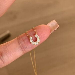 Wholesale U-shaped horseshoe buckle pendant necklace minimalist style