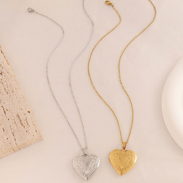 Wholesale Stainless steel embossed peach heart frame box necklace