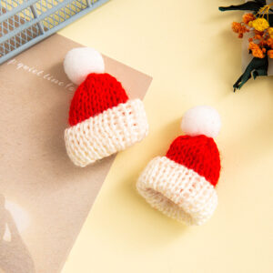 White and red two-color hat 1