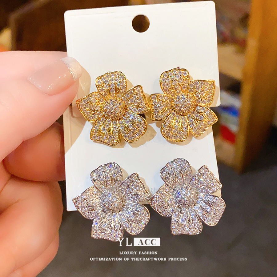 Wholesale Sparkling diamond studded flower sier needle earrings
