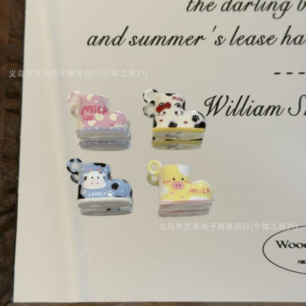 O1CN01wyLRo71xmBbjmC1vd_2221442006485-0-cib Wholesale 10pcs cow cartoon cat boots with hanging holes acrylic beads