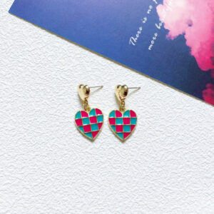 Red and green plaidcontrast color, a pair of silver needle earrings