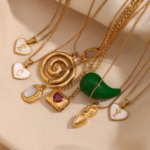 Diamond love pendant necklace-gold