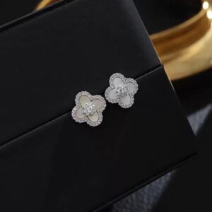 Four-leaf clover earrings (white mother-of-pearl)