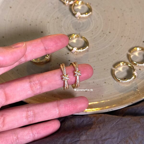 Wholesale Gentle white shell micro inlaid zircon ring