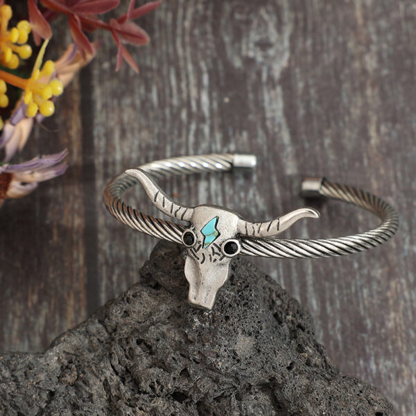 O1CN01xorV901qyMgBTJrLB_2206372095564-0-cib Wholesale Western style cow head inlaid with turquoise opening bracelet