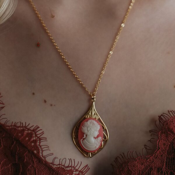 Wholesale Retro Oil Painting Style Heart Print Pendant Necklace