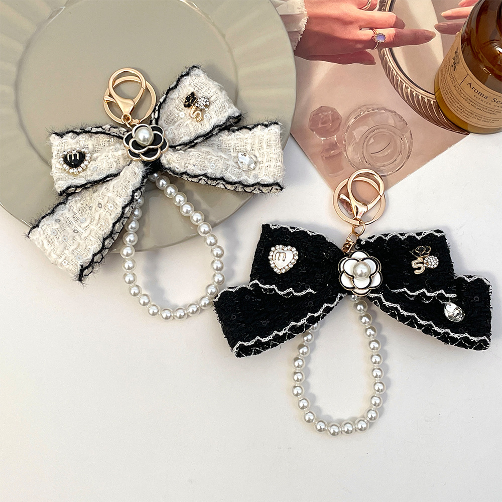 Wholesale Black and white color style camellia pearl chain bow keychain