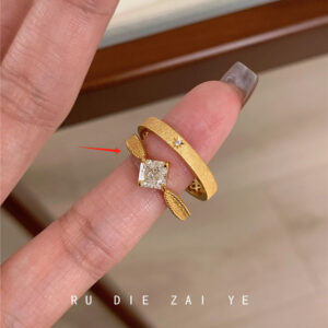 Yellow gold/cube zirconia ring / Opening is adjustable