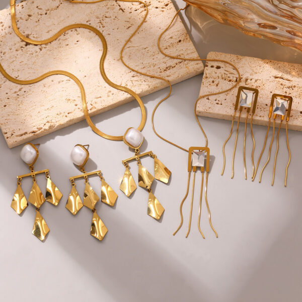 Wholesale Stainless steel jewelry set for women: earrings and necklace