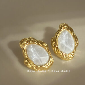 Beige pair of silver needles