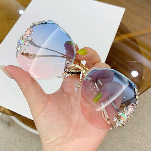 Wholesale Frameless cutting edge inlaid with diamonds Women Sunglasses