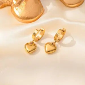 G80 Three-Dimensional Peach Heart Earrings Gold