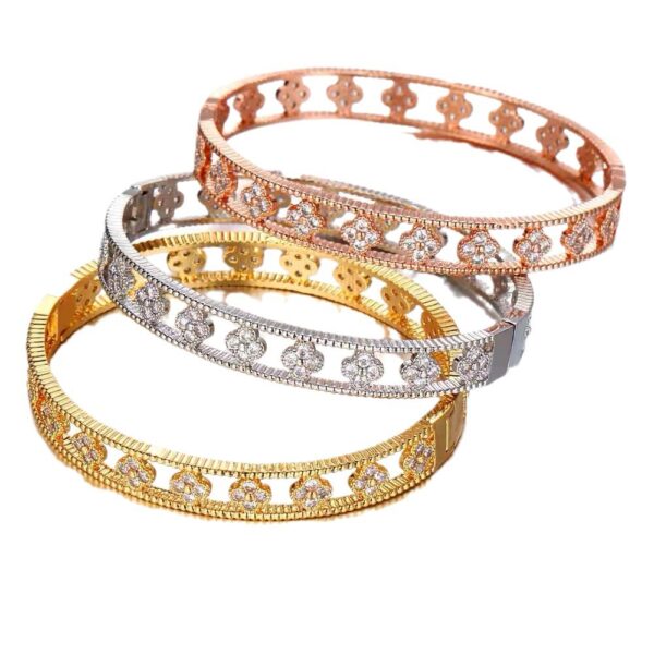 Wholesale Cross-border popular diamond-encrusted four-leaf clover bracelet, fashionable and exquisite bangle, European and American jewelry.