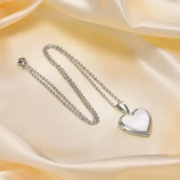 Wholesale PVD Coated Real Gold Plated 18K Gold Heart Shape 304 Stainless Steel Simple Style Waterproof Non Tarnish 304 Stainless Steel Necklace Pendant