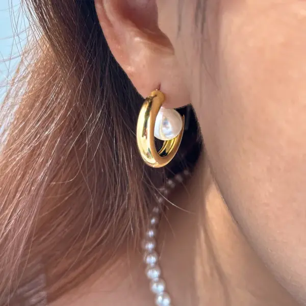 Wholesale 304 Stainless Steel Gold Plated Vacuum Electroplating (In Furnace) Pastoral Geometric Pattern Gold Women's Suitable C-shaped Earrings